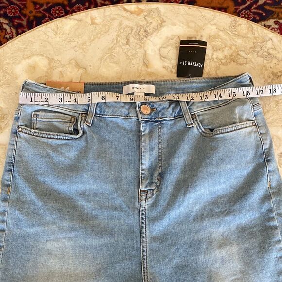 NWT Forever 21 Sculpted High Rise Skinny Light Wash Distressed Jeans - Picture 11 of 14